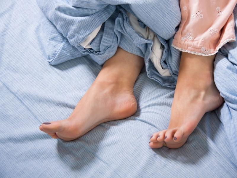 Причины непроизвольных подергиваний ног у женщин перед сном